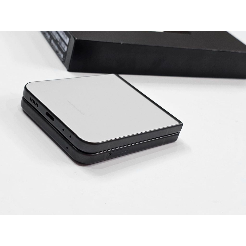 Điện thoại SS Galaxy Z Flip5 5G  Công Ty mới Fullbox nguyên seal