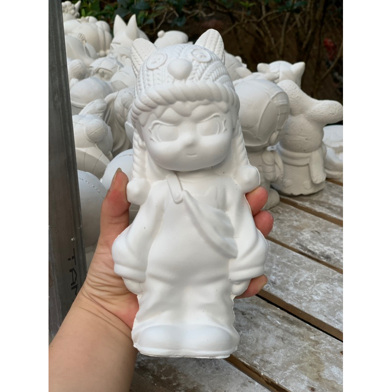 Tượng thạch cao tô màu búp bê dora