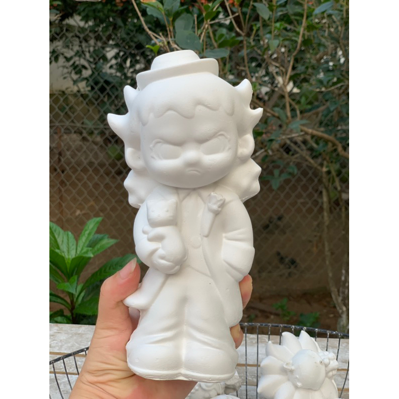 Tượng thạch cao tô màu búp bê dora