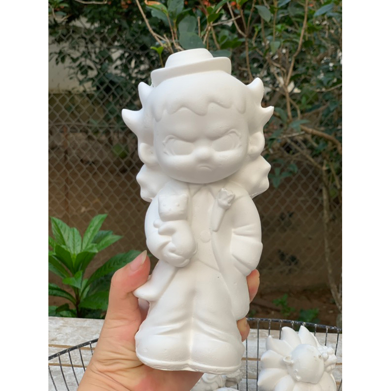 Tượng thạch cao tô màu búp bê dora