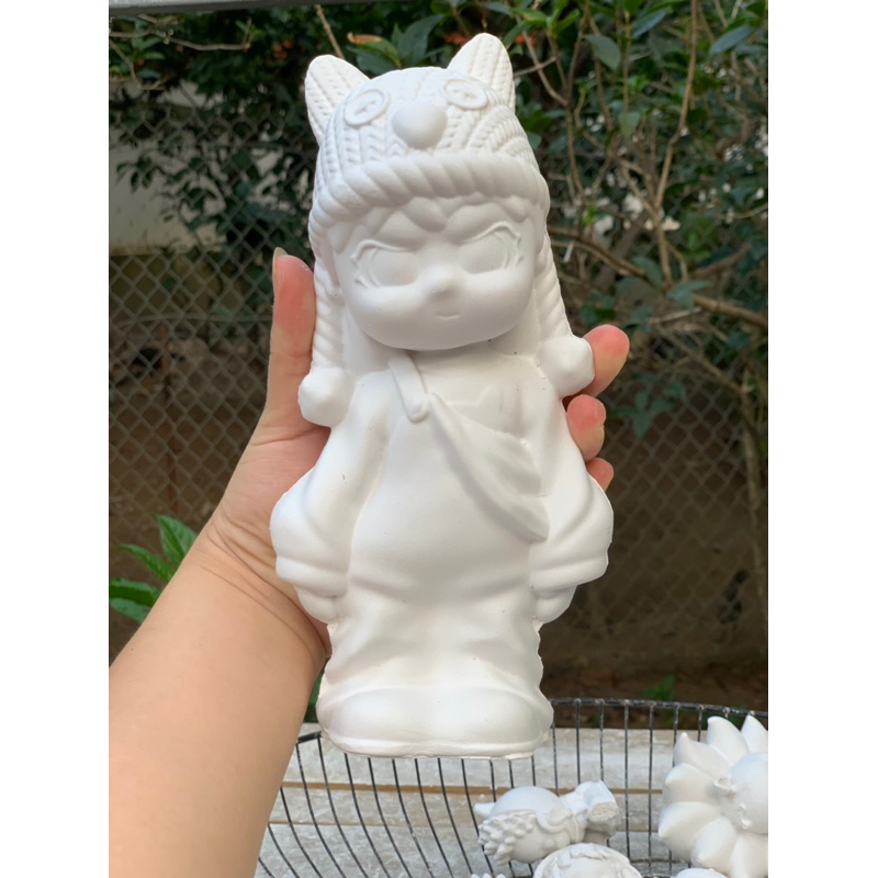 Tượng thạch cao tô màu búp bê dora