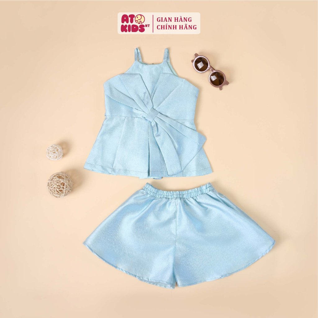 Bộ bé gái ATOKIDS dễ thương với thiết kế hai dây cùng bản nơ to trước áo tạo điểm nhấn, vui chơi thoải mái cho bé AT82