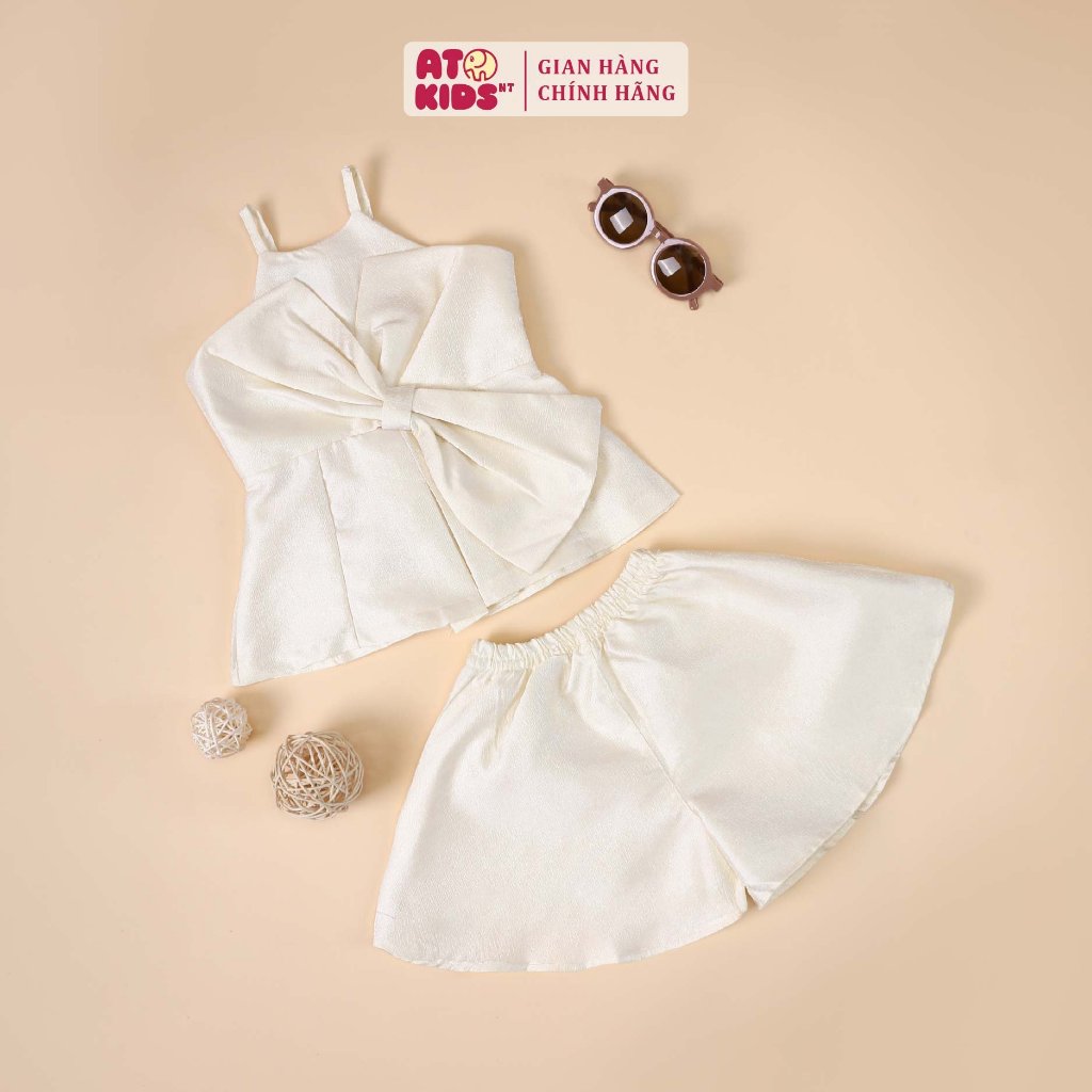 Bộ bé gái ATOKIDS dễ thương với thiết kế hai dây cùng bản nơ to trước áo tạo điểm nhấn, vui chơi thoải mái cho bé AT82