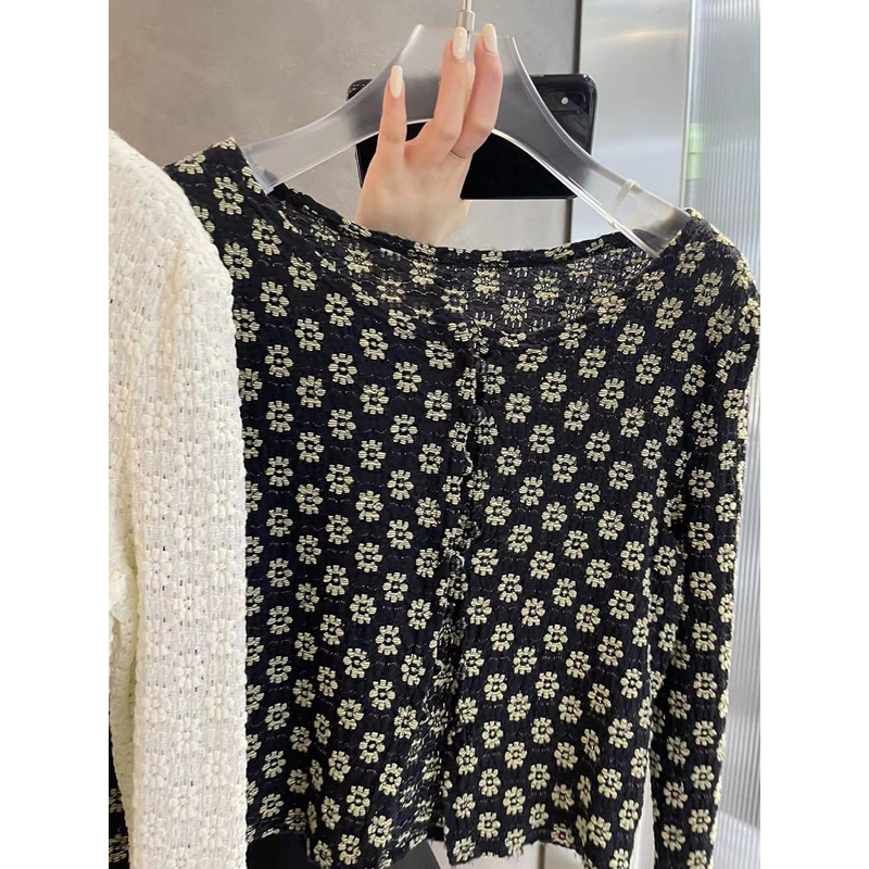 Áo len cardigan ngắn body thêu hoa