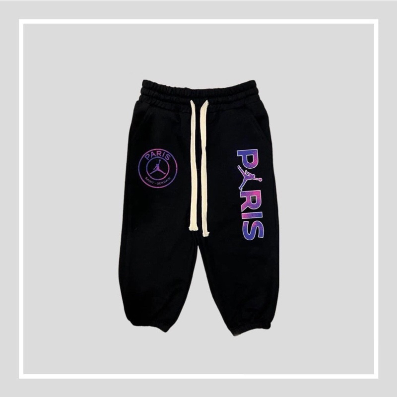 Quần nỉ joger da cá màu đen in hình logo cho bé trai bé gái size từ 12-40 cân