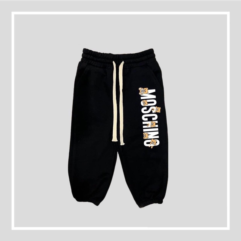 Quần nỉ joger da cá màu đen in hình logo cho bé trai bé gái size từ 12-40 cân