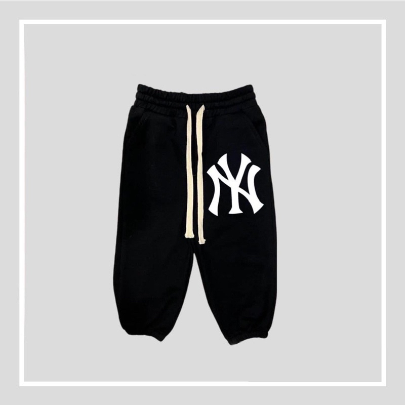 Quần nỉ joger da cá màu đen in hình logo cho bé trai bé gái size từ 12-40 cân