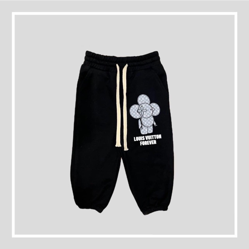 Quần nỉ joger da cá màu đen in hình logo cho bé trai bé gái size từ 12-40 cân