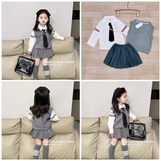 Set sơmi trắng gile ghi nhung tăm chân váy xếp ly kèm cavat