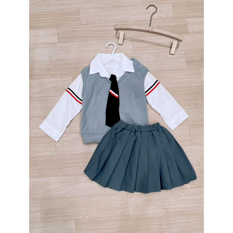 Set sơmi trắng gile ghi nhung tăm chân váy xếp ly kèm cavat