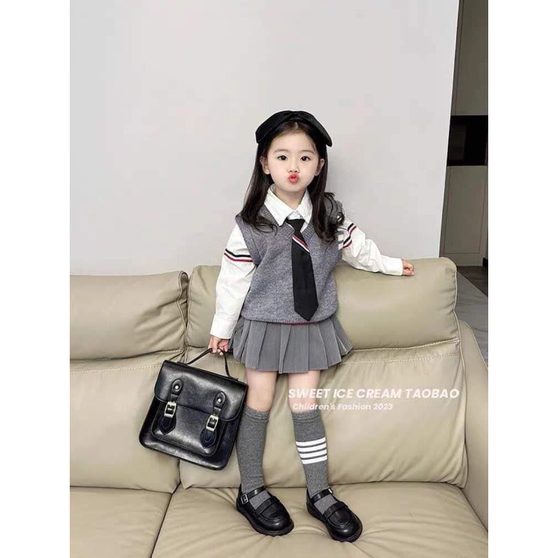 Set sơmi trắng gile ghi nhung tăm chân váy xếp ly kèm cavat