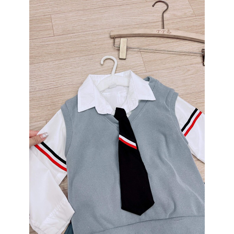 Set sơmi trắng gile ghi nhung tăm chân váy xếp ly kèm cavat