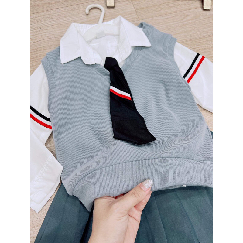 Set sơmi trắng gile ghi nhung tăm chân váy xếp ly kèm cavat