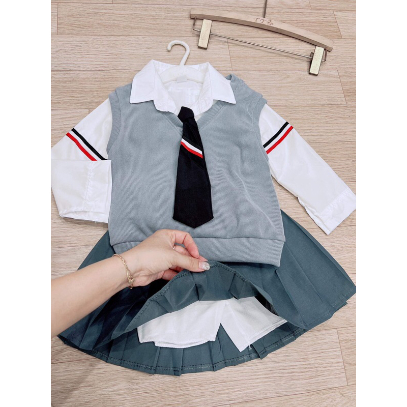 Set sơmi trắng gile ghi nhung tăm chân váy xếp ly kèm cavat