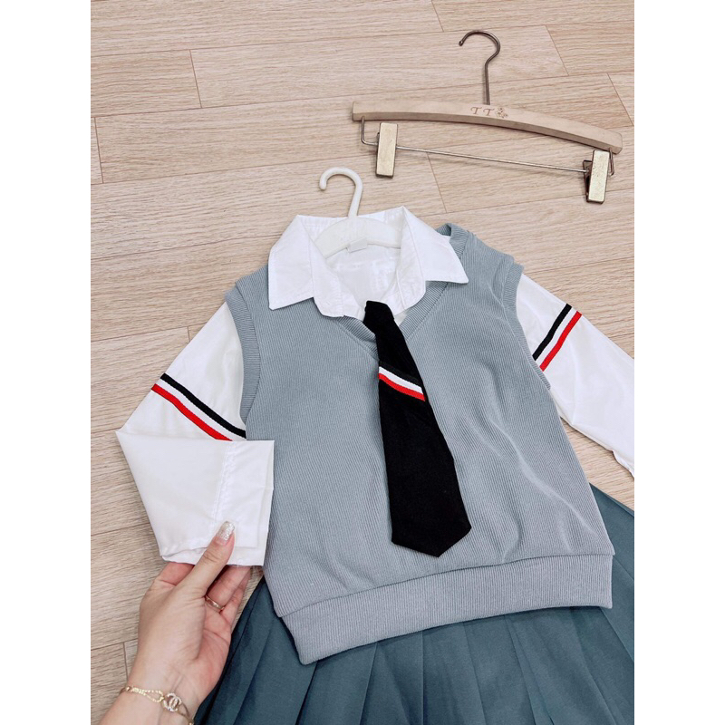 Set sơmi trắng gile ghi nhung tăm chân váy xếp ly kèm cavat