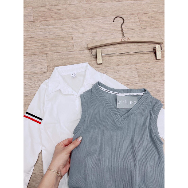 Set sơmi trắng gile ghi nhung tăm chân váy xếp ly kèm cavat