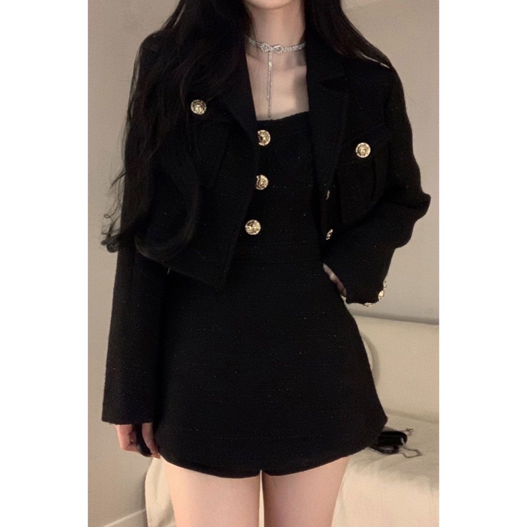 Set 2 món kaki áo khoác vest crotop và váy 2 dây chỉnh được độ dài cúc đồng sang chảnh