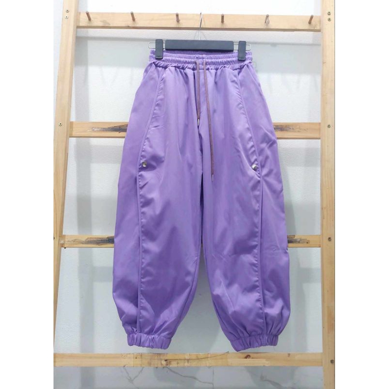 Quần jogger kaki thể thao.