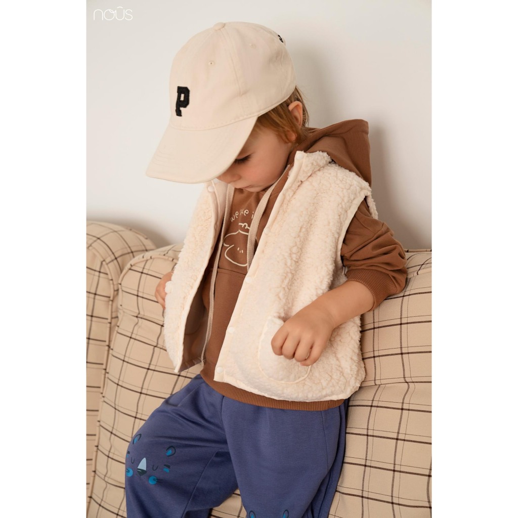 Áo Gile lông cao cổ màu be túi áo thêu hình gấu mềm mịn ấm áp Chính hãng Nous