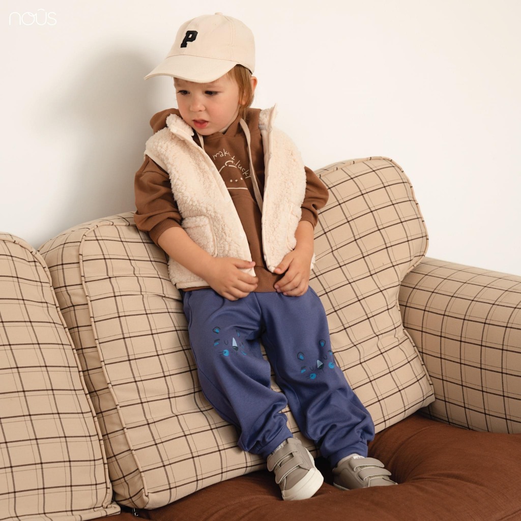 Áo Gile lông cao cổ màu be túi áo thêu hình gấu mềm mịn ấm áp Chính hãng Nous