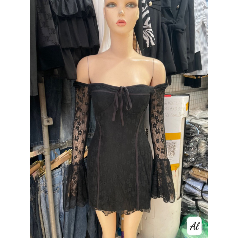 Đầm ren xoè cổ vuông tay loe công chúa