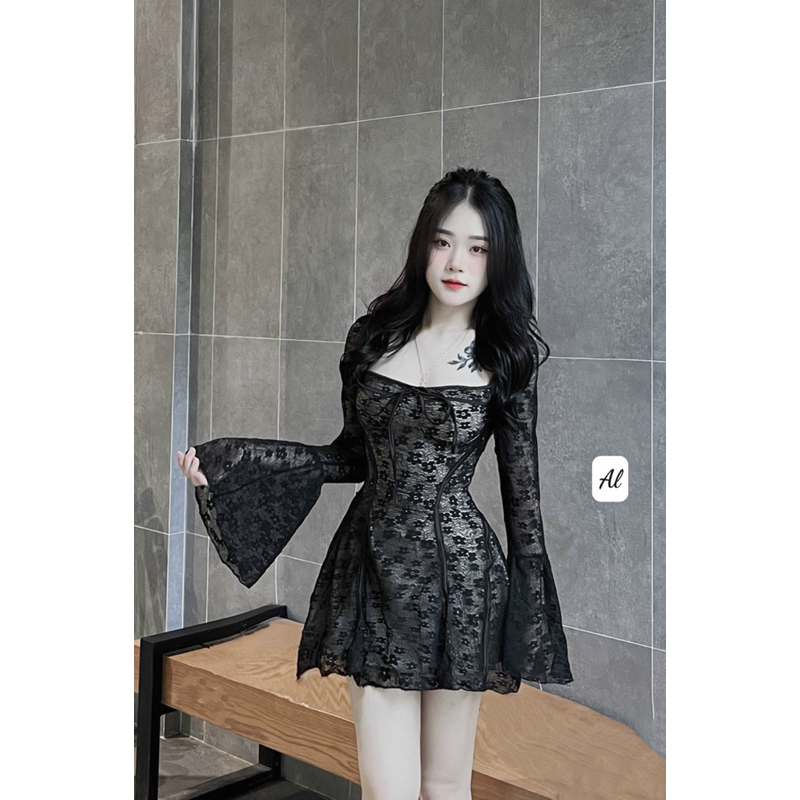 Đầm ren xoè cổ vuông tay loe công chúa