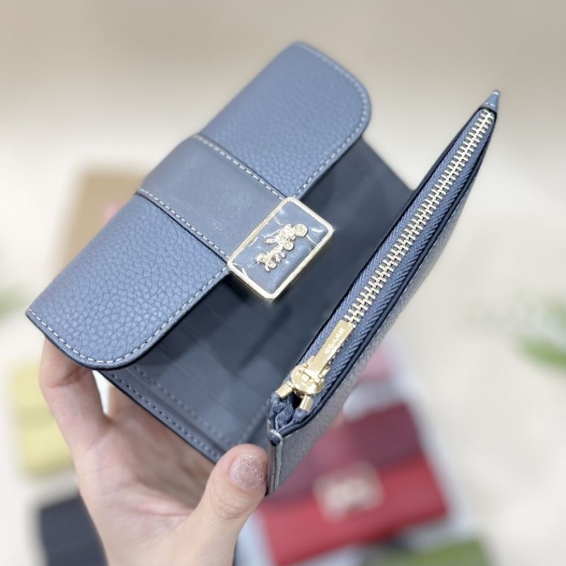 Ví Coach gập khóa cài