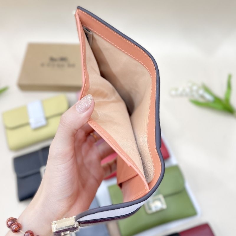 Ví Coach gập khóa cài