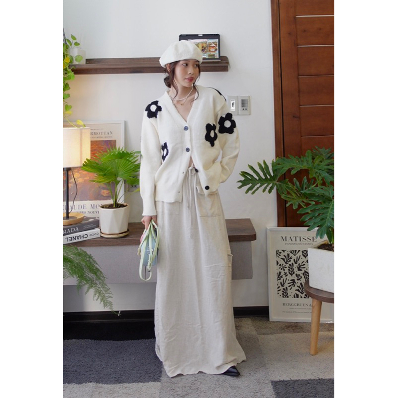 Ruly.studio - Áo len hoa trắng đen