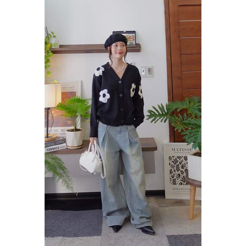 Ruly.studio - Áo len hoa trắng đen