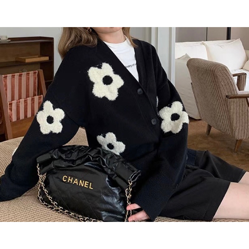 Ruly.studio - Áo len hoa trắng đen