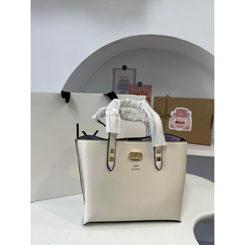 Túi quai xách L Y N