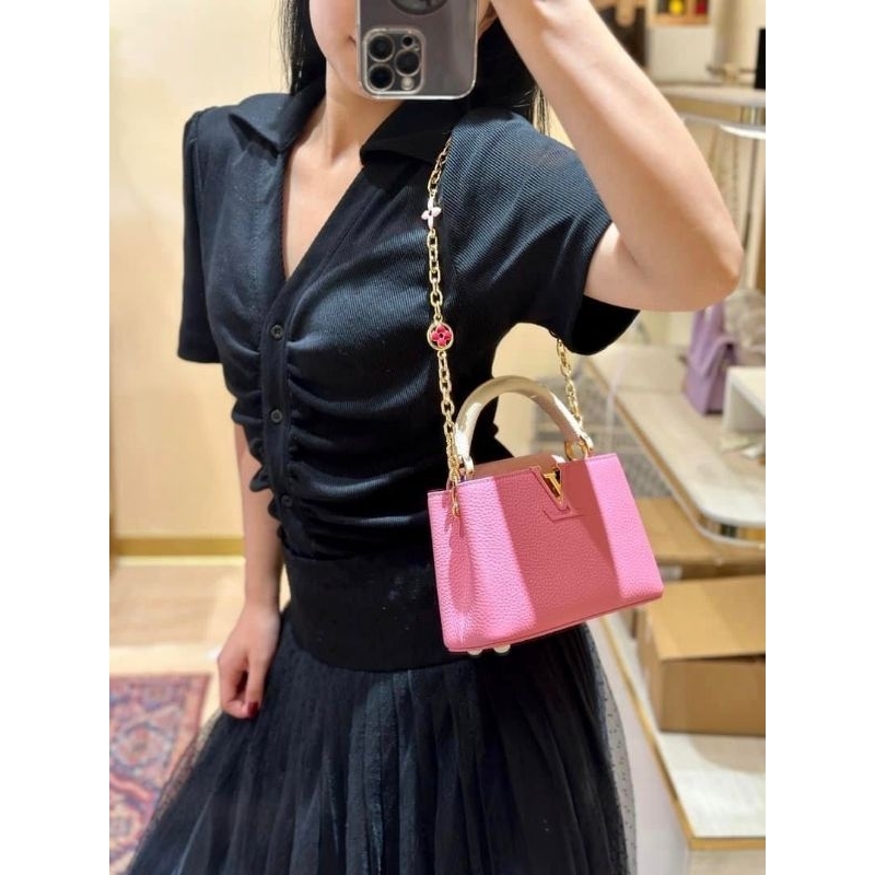 Túi xách nữ cao cấp LV CAPU mini hàng super da bò thật kèm quai xích gắn hoa đặc trưng đẹp dã man