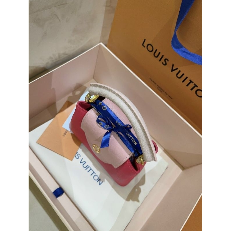 Túi xách nữ cao cấp LV CAPU mini hàng super da bò thật kèm quai xích gắn hoa đặc trưng đẹp dã man