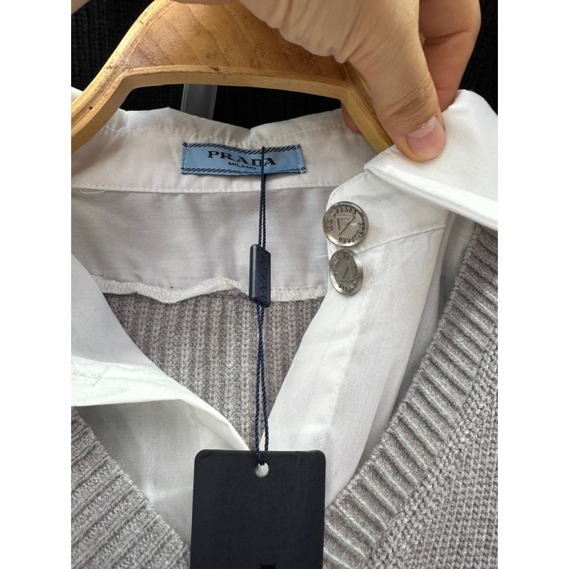 Áo len cổ sơ mi pra.da QCCC