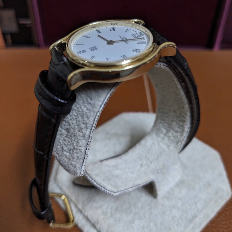 Đồng hồ nữ thương hiệu Givenchy Paris Swiss Made.