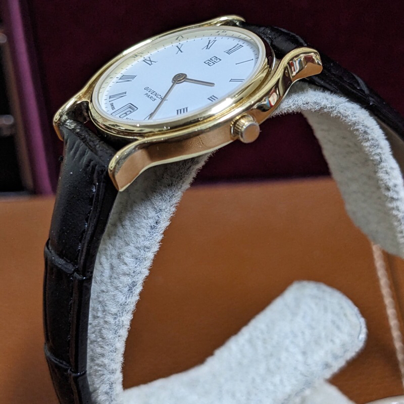 Đồng hồ nữ thương hiệu Givenchy Paris Swiss Made.