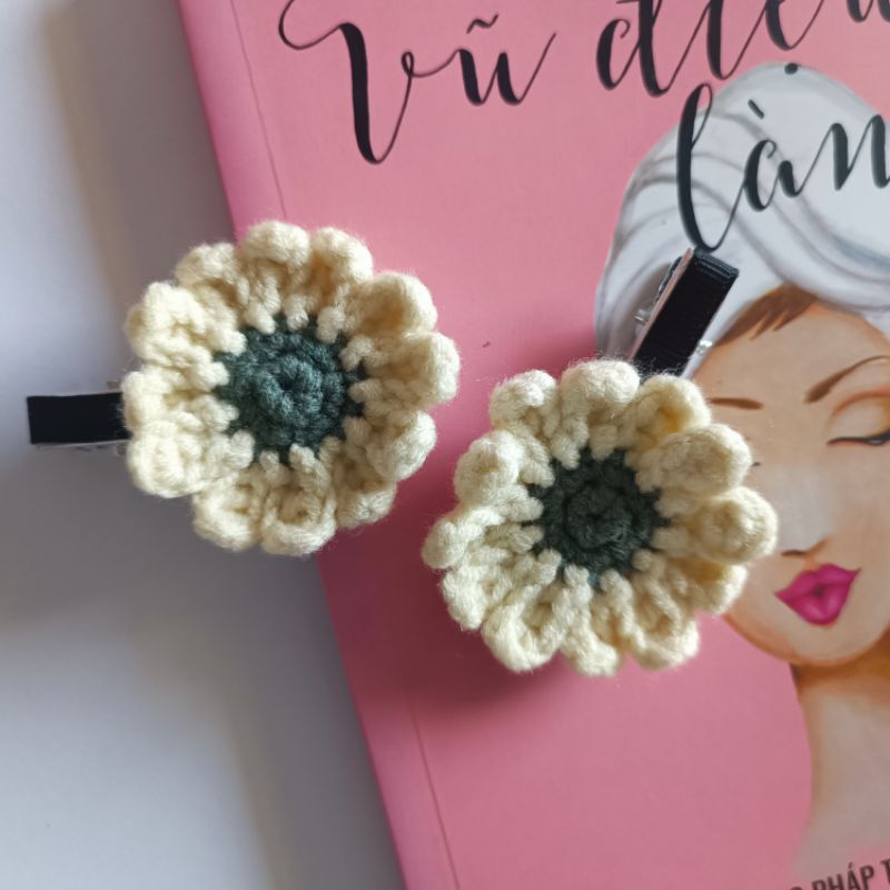 Kẹp len hoa cúc vàng / jendyciii /