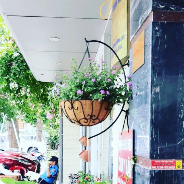 Móc bắt tường bán nguyệt