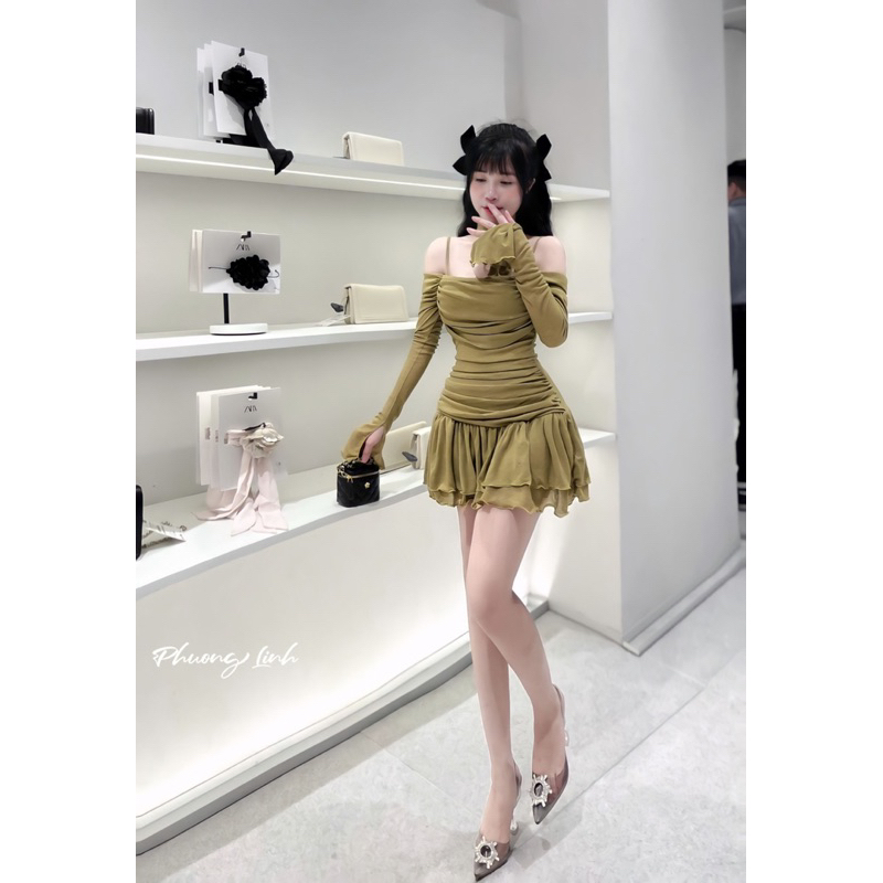 Đầm trễ vai rúm thân chân xoè