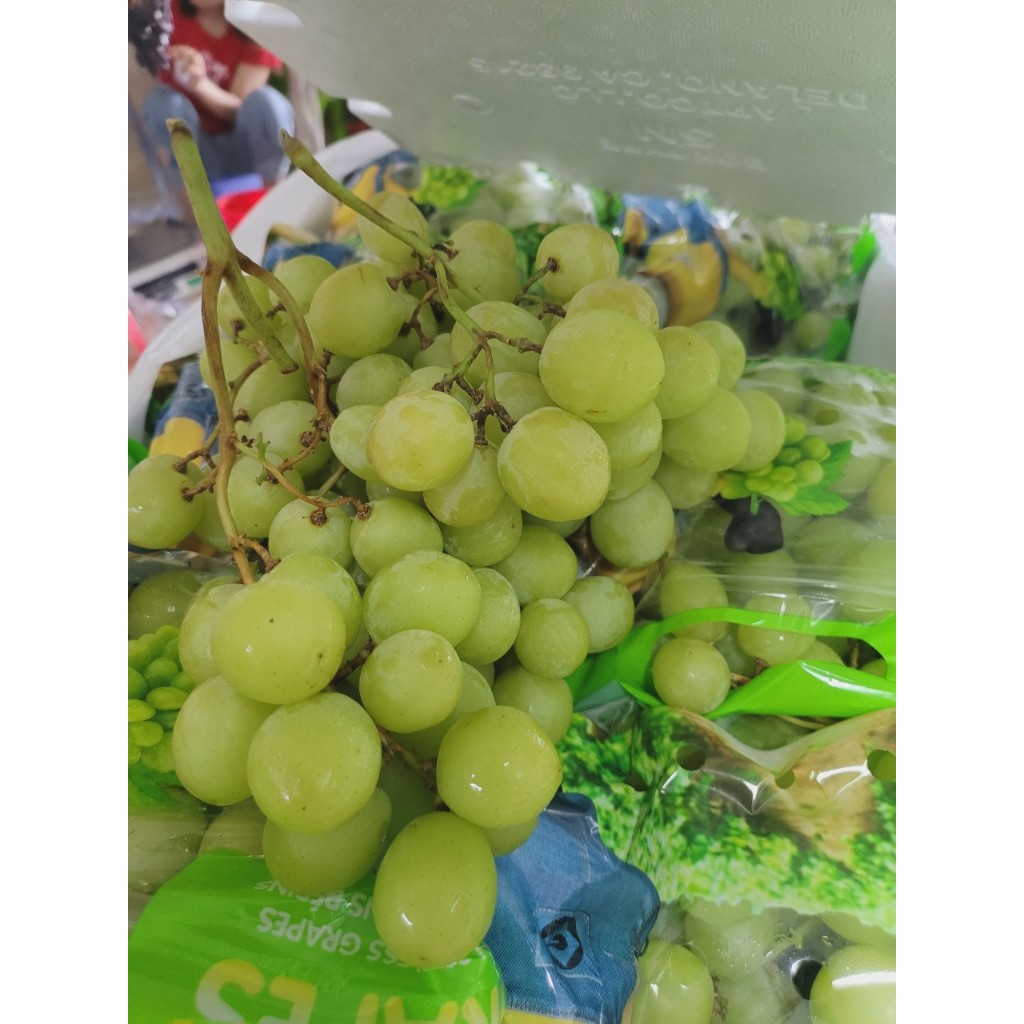 1kg Nho xanh Minion giòn, ngọt cuống se.