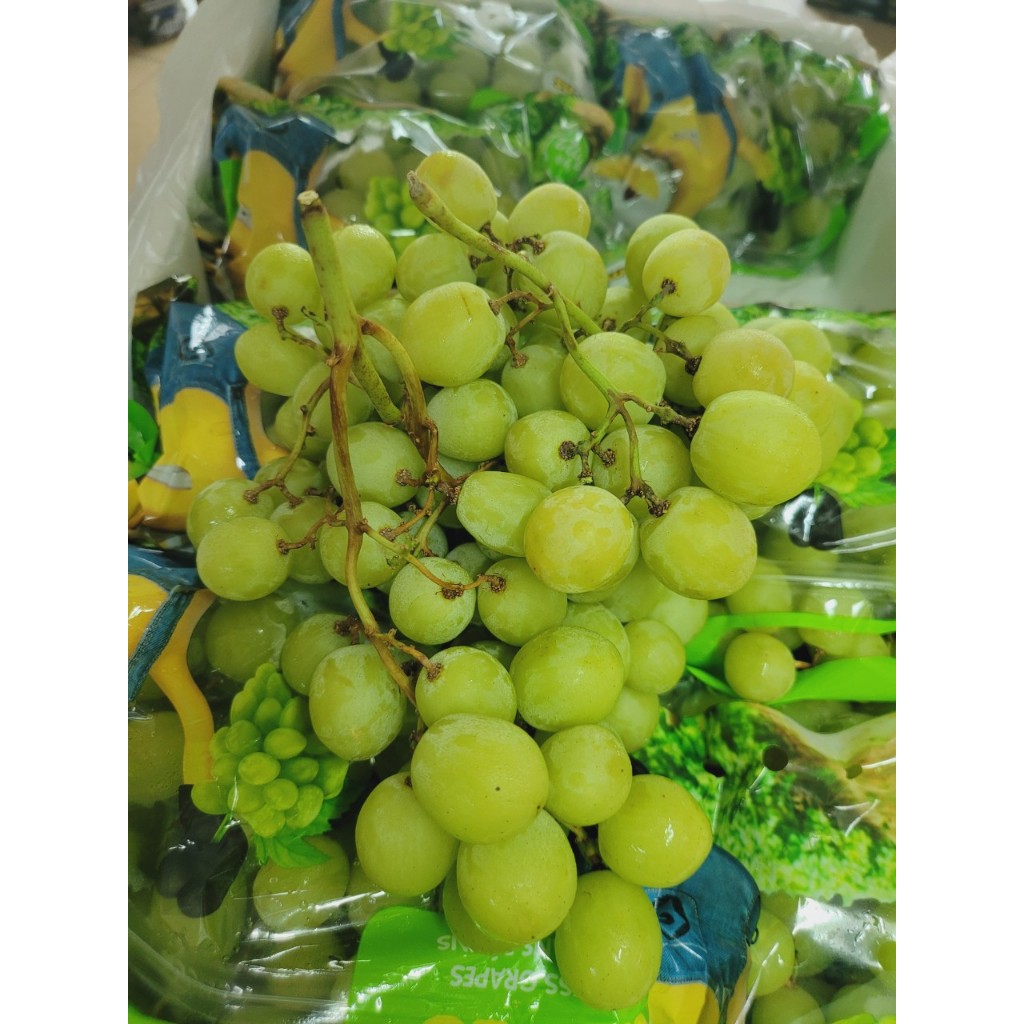 1kg Nho xanh Minion giòn, ngọt cuống se.