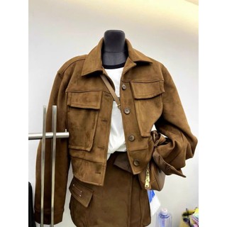 Áo khoác sơ mi nữ dáng ngắn croptop, chất da lộn cúc bấm có độn vai form rộng. Áo Khoác dài tay dáng ngắn