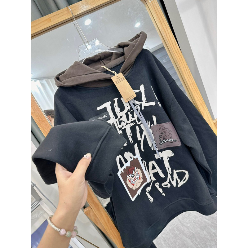 ÁO NỈ ĐEN THỤNG IN CHỮ PHỐI MŨ NÂU