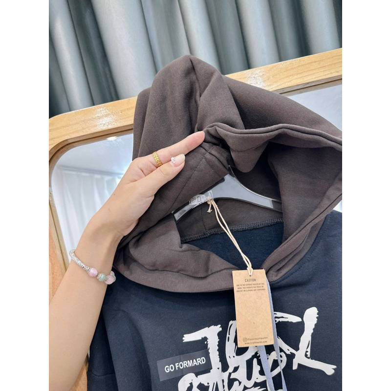 ÁO NỈ ĐEN THỤNG IN CHỮ PHỐI MŨ NÂU