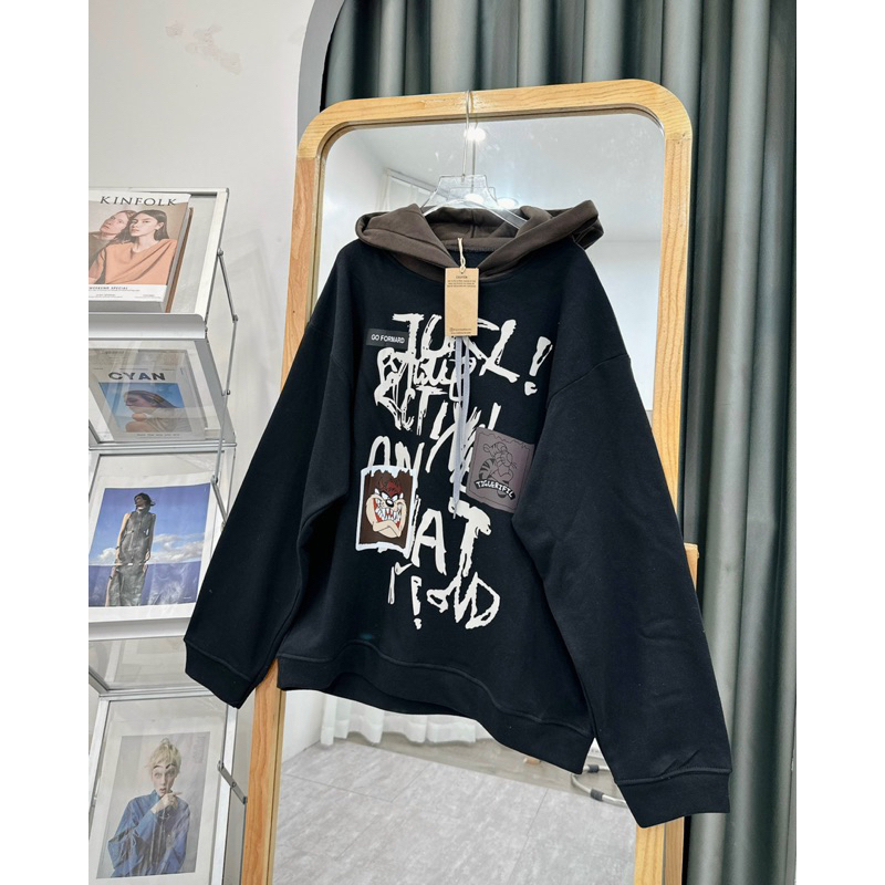 ÁO NỈ ĐEN THỤNG IN CHỮ PHỐI MŨ NÂU