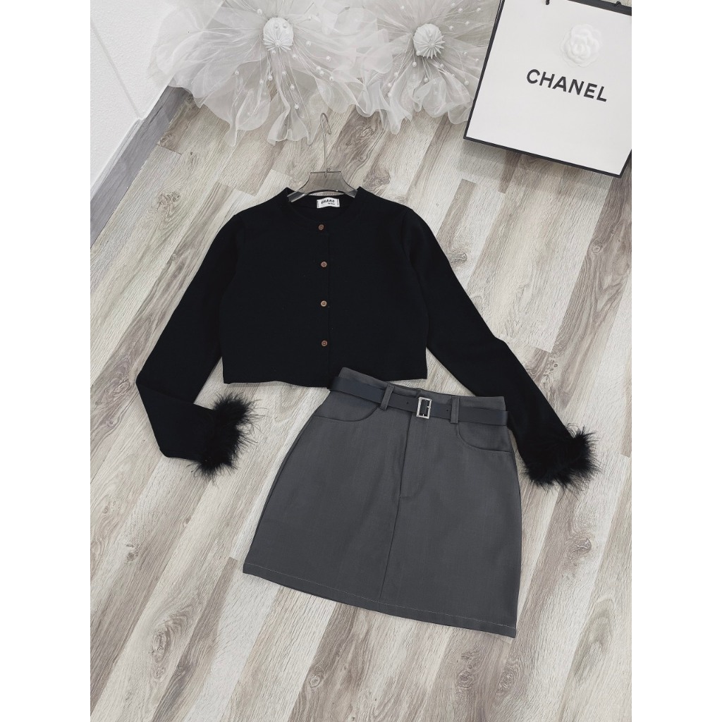 SET ÁO ĐEN CROPTOP ĐÍNH NÚT TAY PHỐI LÔNG VŨ + CHÂN VÁY XÁM + DÂY NỊT  SHEEP