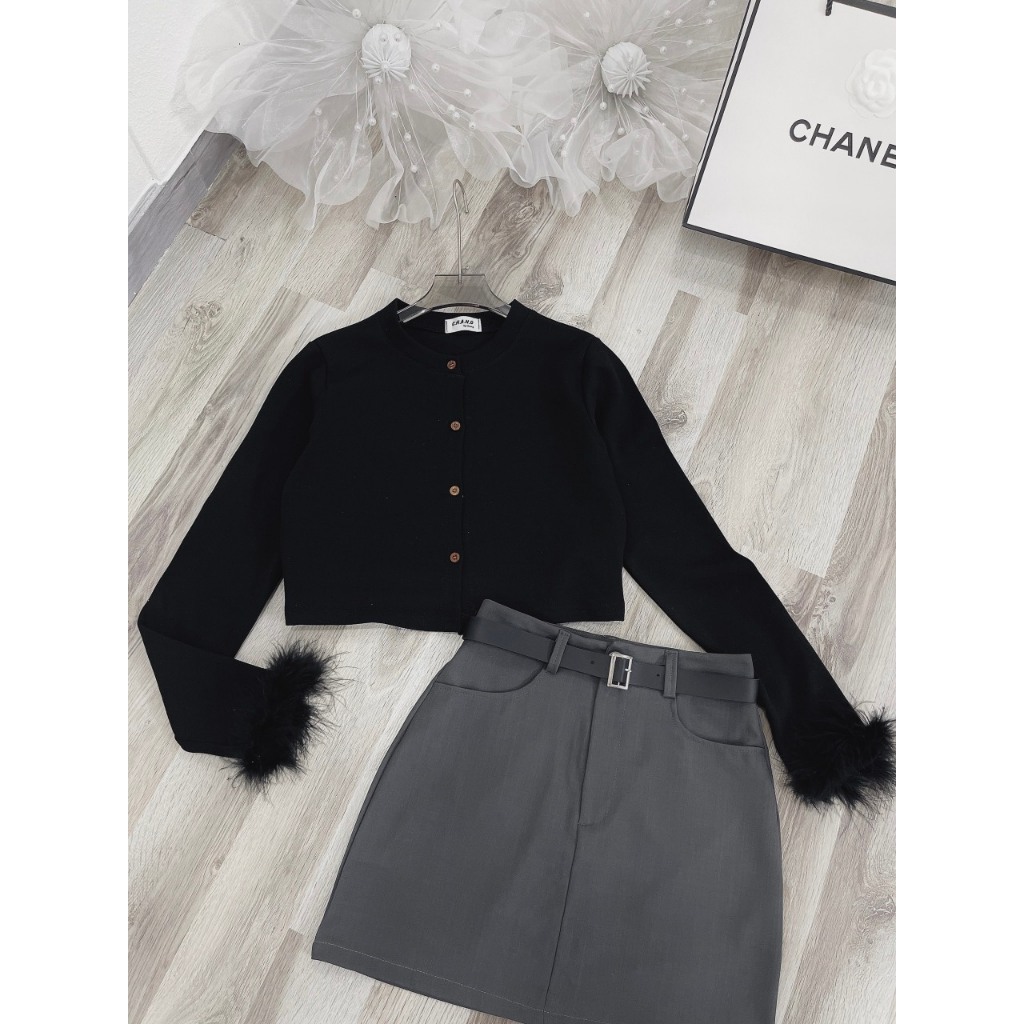 SET ÁO ĐEN CROPTOP ĐÍNH NÚT TAY PHỐI LÔNG VŨ + CHÂN VÁY XÁM + DÂY NỊT  SHEEP