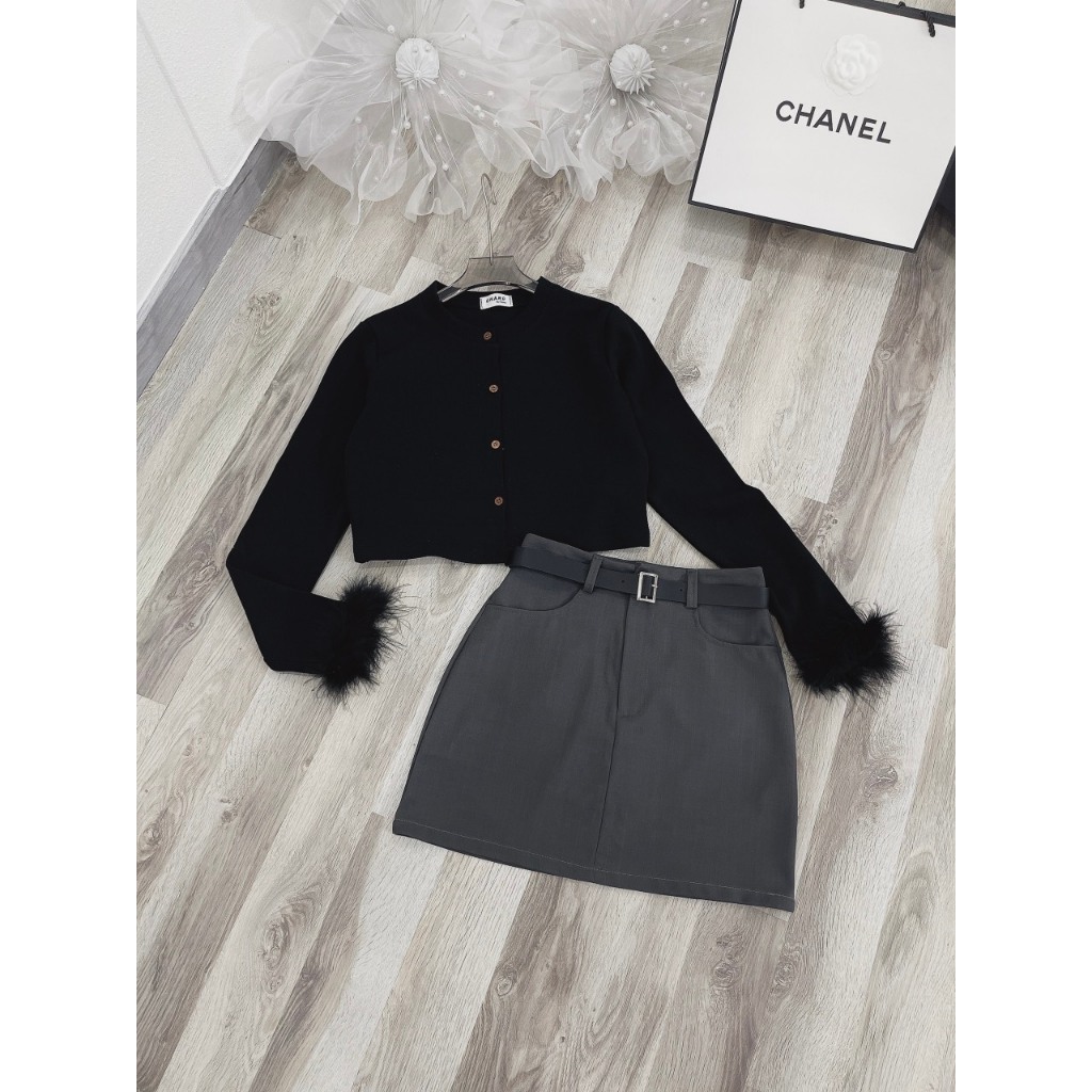 SET ÁO ĐEN CROPTOP ĐÍNH NÚT TAY PHỐI LÔNG VŨ + CHÂN VÁY XÁM + DÂY NỊT  SHEEP