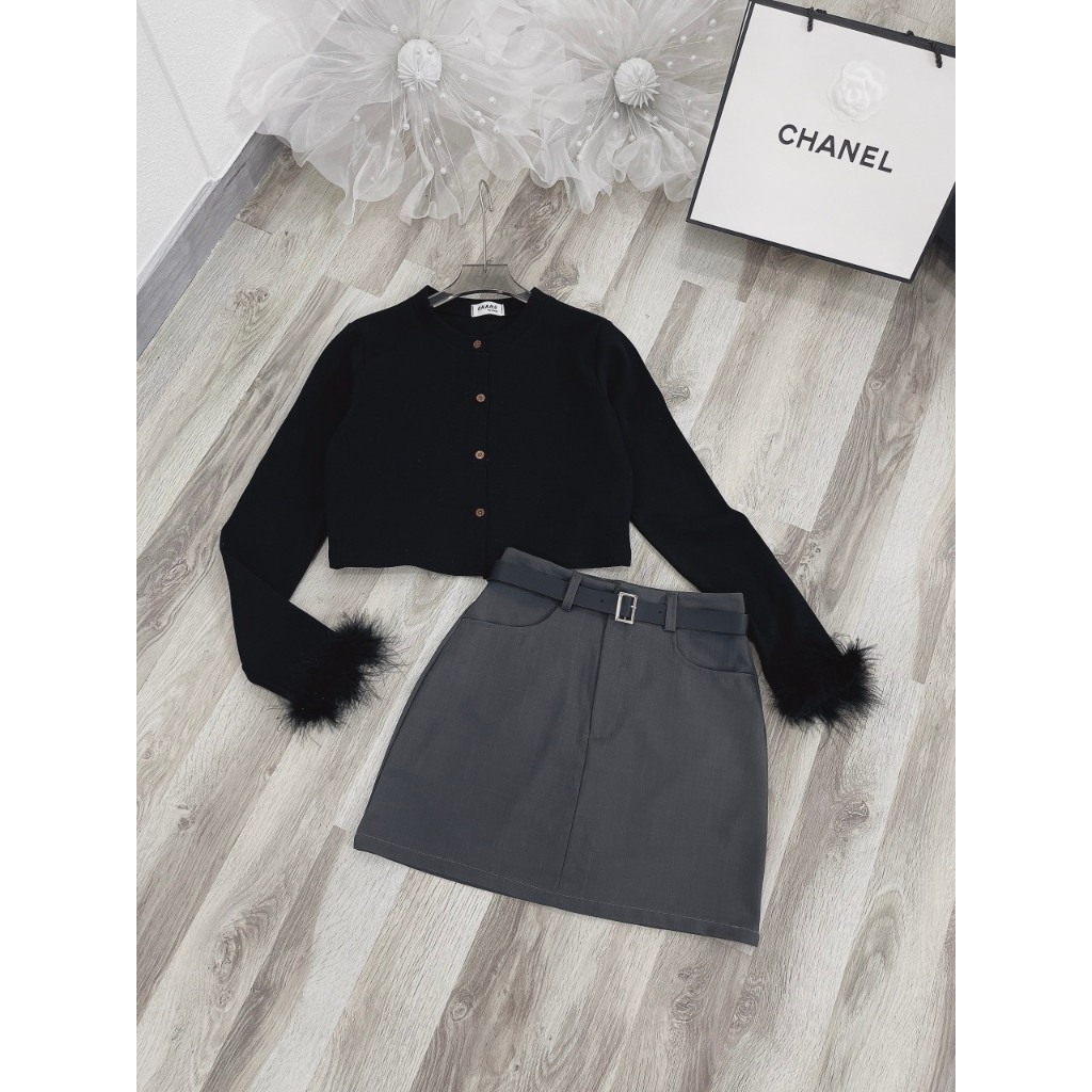 SET ÁO ĐEN CROPTOP ĐÍNH NÚT TAY PHỐI LÔNG VŨ + CHÂN VÁY XÁM + DÂY NỊT  SHEEP